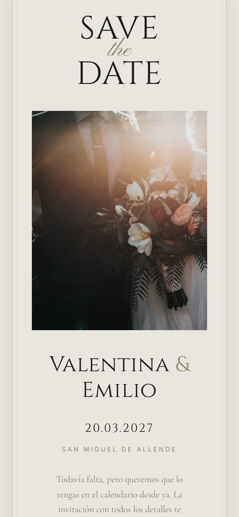 Save the date abierto en un celular, con los nombres de la pareja, la fecha y la ciudad